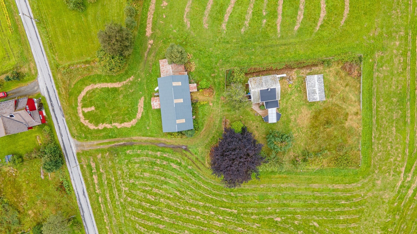 Dronebilde av tunet sett fra fugleperspektiv Galleribilde