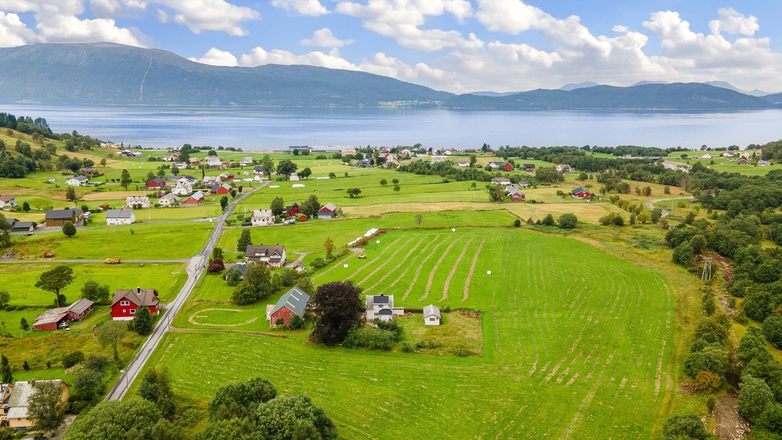 Dronebilde av eiendommen og nærområdet Galleribilde