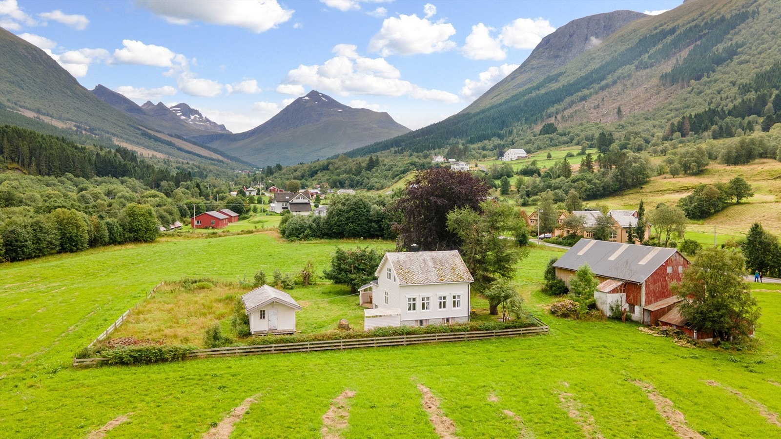 Dronebilde av eiendommen og tunet Galleribilde