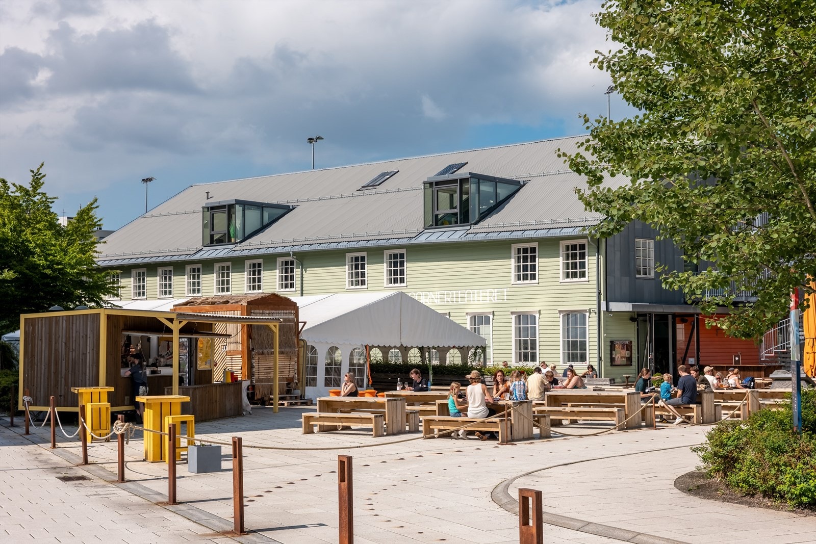 I området er det caféer, spisesteder, Corner-teateret med gøye arrangement, serveringssteder med mer. Her er alltid noe å finne på om du ønsker. Galleribilde