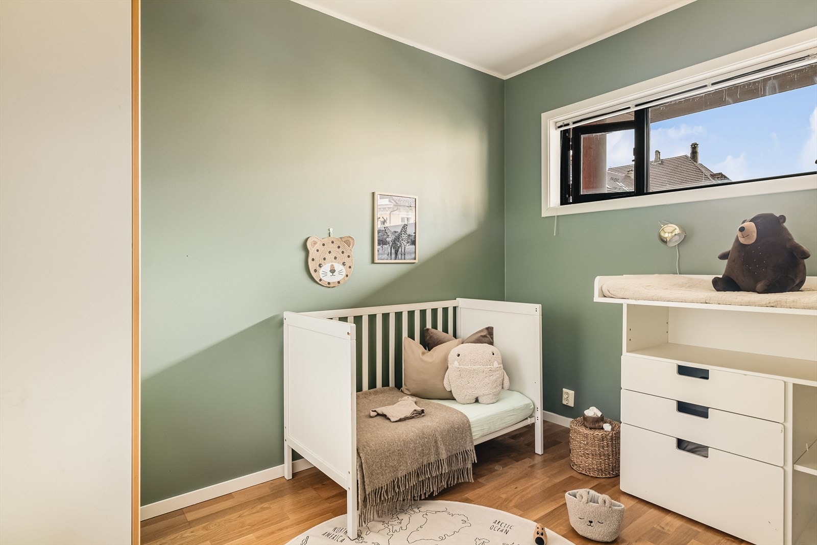 Soverom nr. 2 måler 6,9 m². Det er et ypperlig rom for barn, utleie til studiekamerat eller kontor/gjesterom. Galleribilde