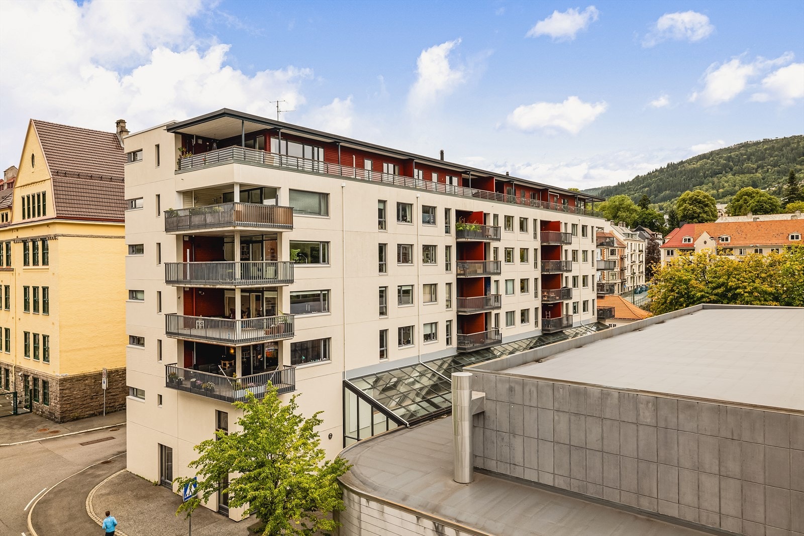 Nyere bygg (2003) er plassert midt i smørøyet på beste Møhlenpris. Herfra har du umiddelbar nærhet til et hav av servicetilbud og fasiliteter. Galleribilde