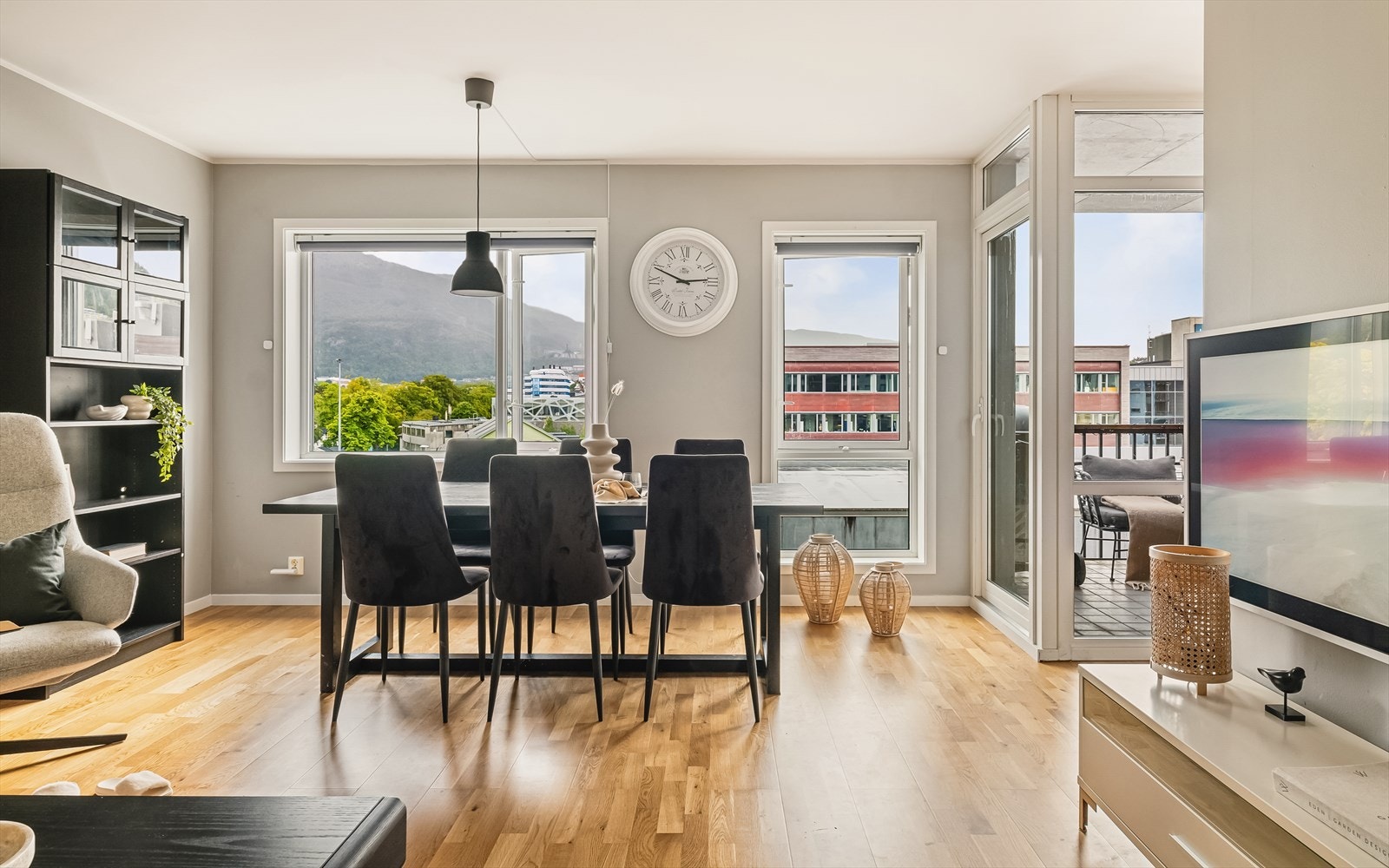 Store vindusflater slipper enormt med dagslys inn til rommet. I 4. etasje kommer man over bygg i front og har fin utsikt. Galleribilde