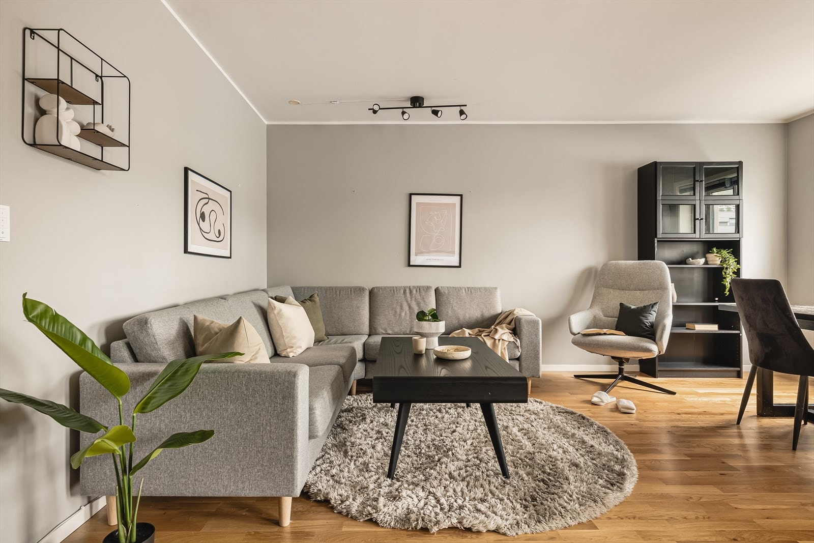 Slette malte flater på vegger og himling, parkett på gulv. Galleribilde