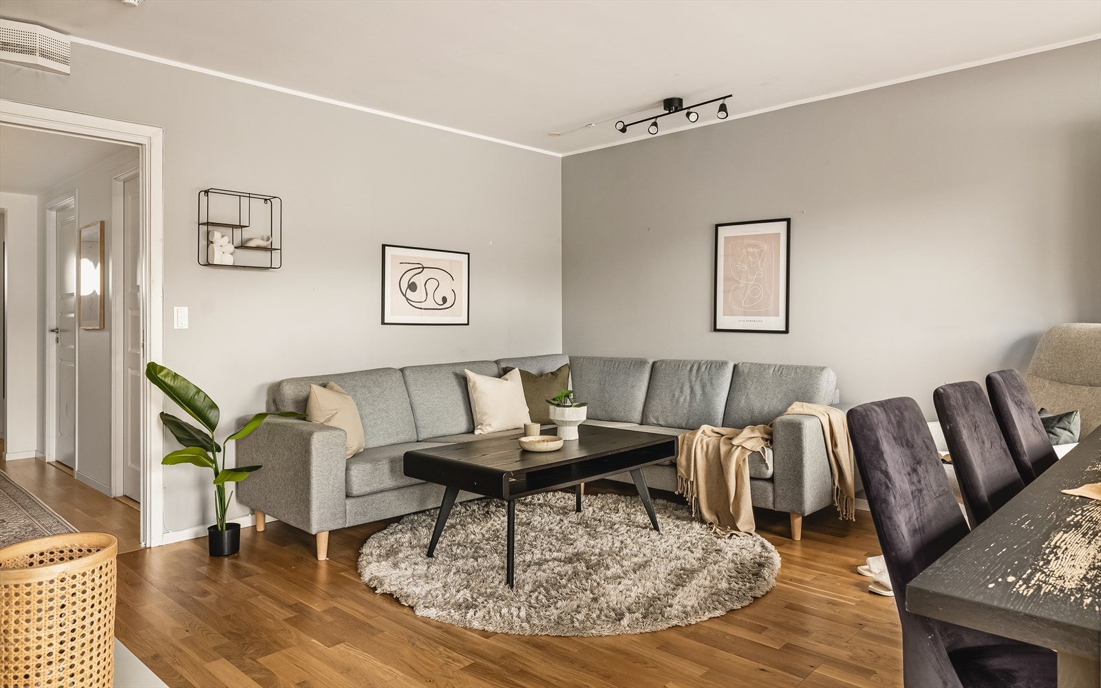 I enden av gangen kommer du til oppholdsrommet; en stor stue med delvis åpen løsning til kjøkken. Galleribilde