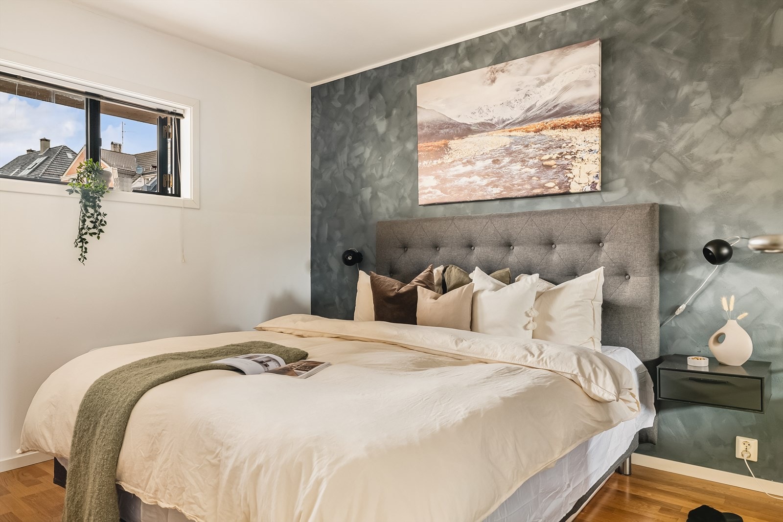 Hovedsoverom er 11,1 m², og rommer fint dobbeltseng av ønsket størrelse med nattbord på hver side. Galleribilde