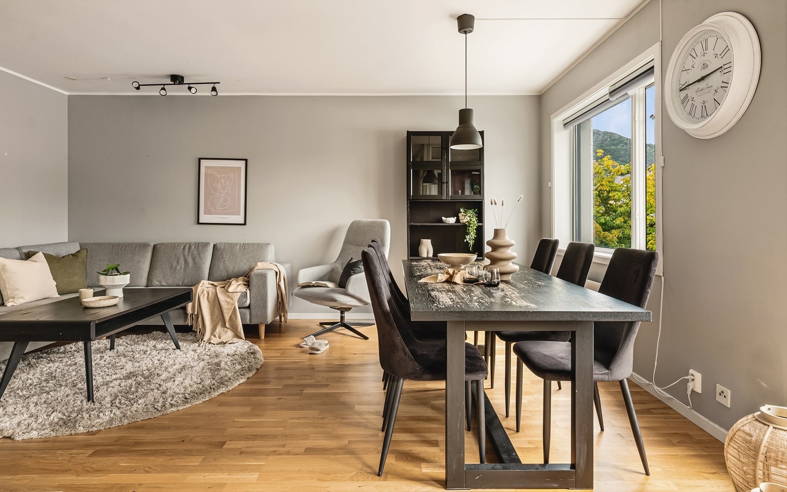 Utforming på rommet gir naturlige soner for både en god sofagruppe og spisebord. Galleribilde