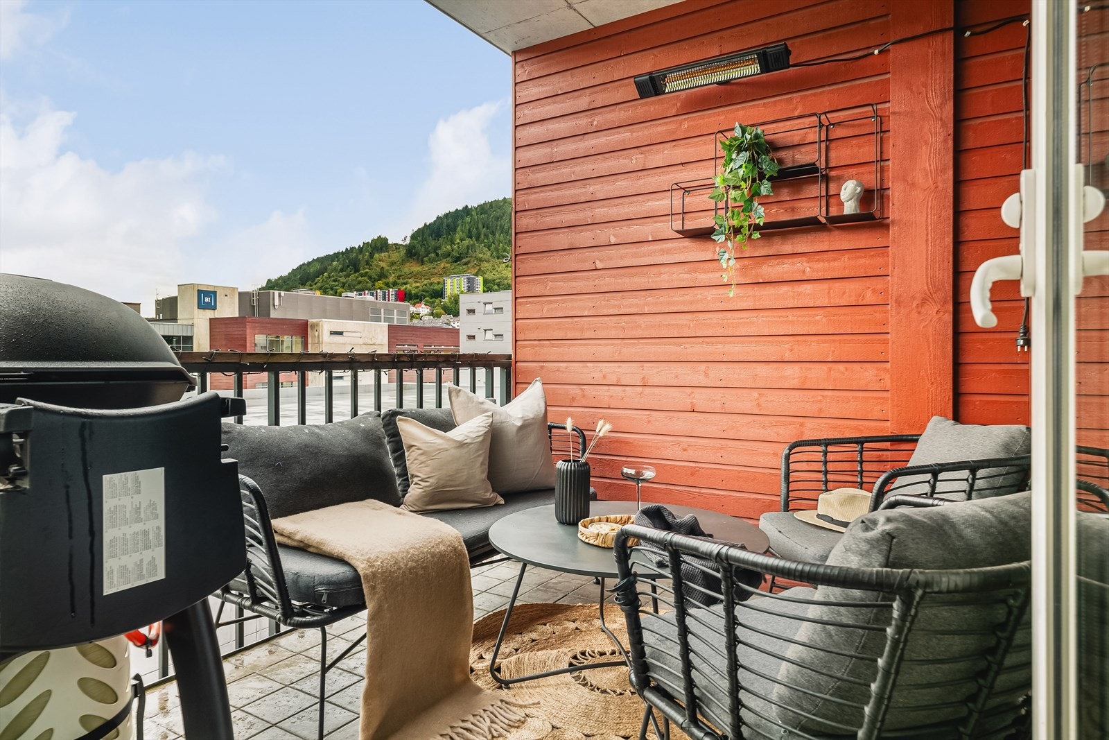 Lun, skjermet balkong. God plassering i høyden. Sol fra tidlig morgen til ca. 16-17 midtsommers. Kveldssol på bakside (svalgang). Galleribilde