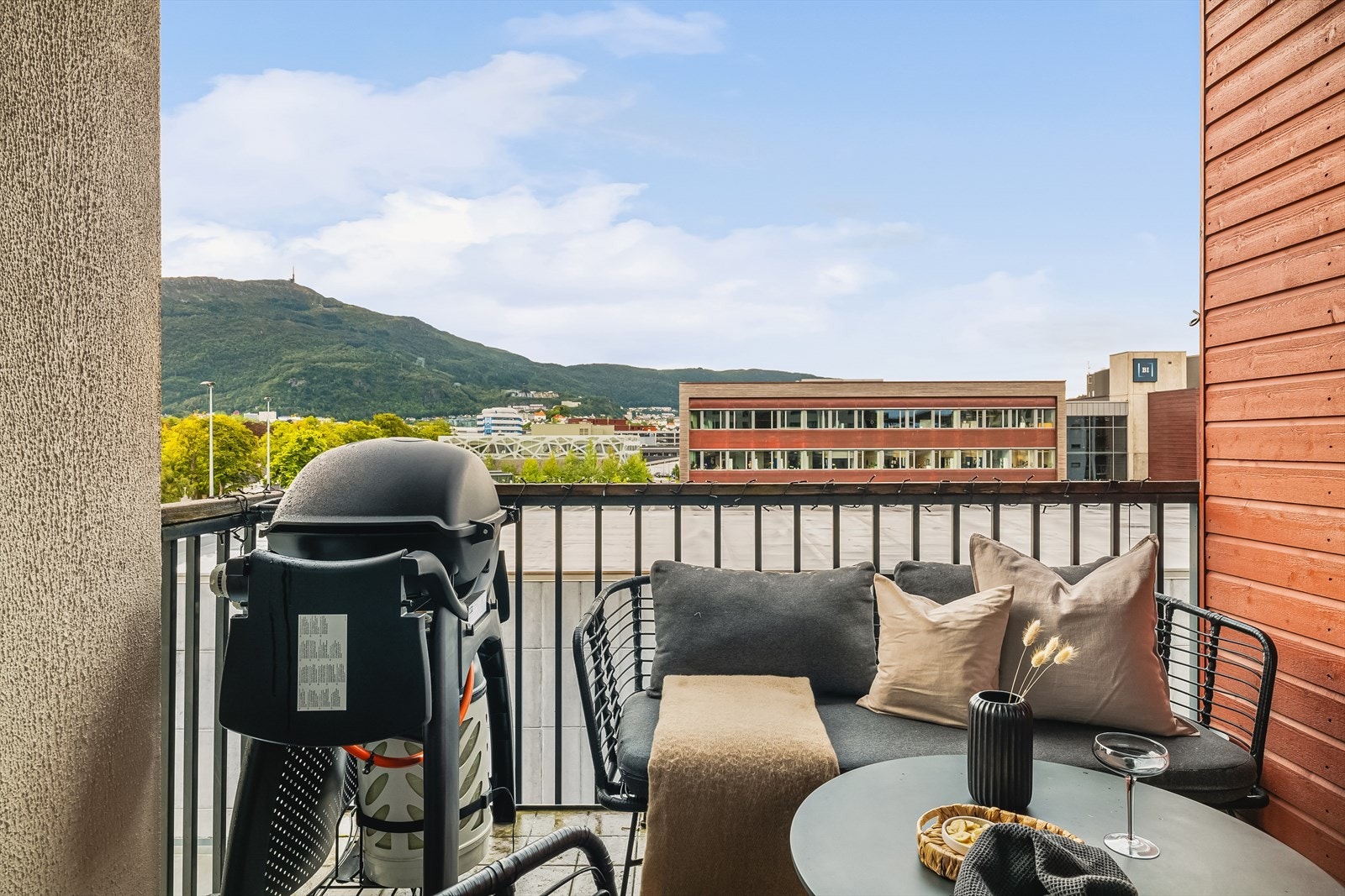 Her sitter du lunt til med fin utsikt mot Ulriken og over Møhlenpris. Galleribilde