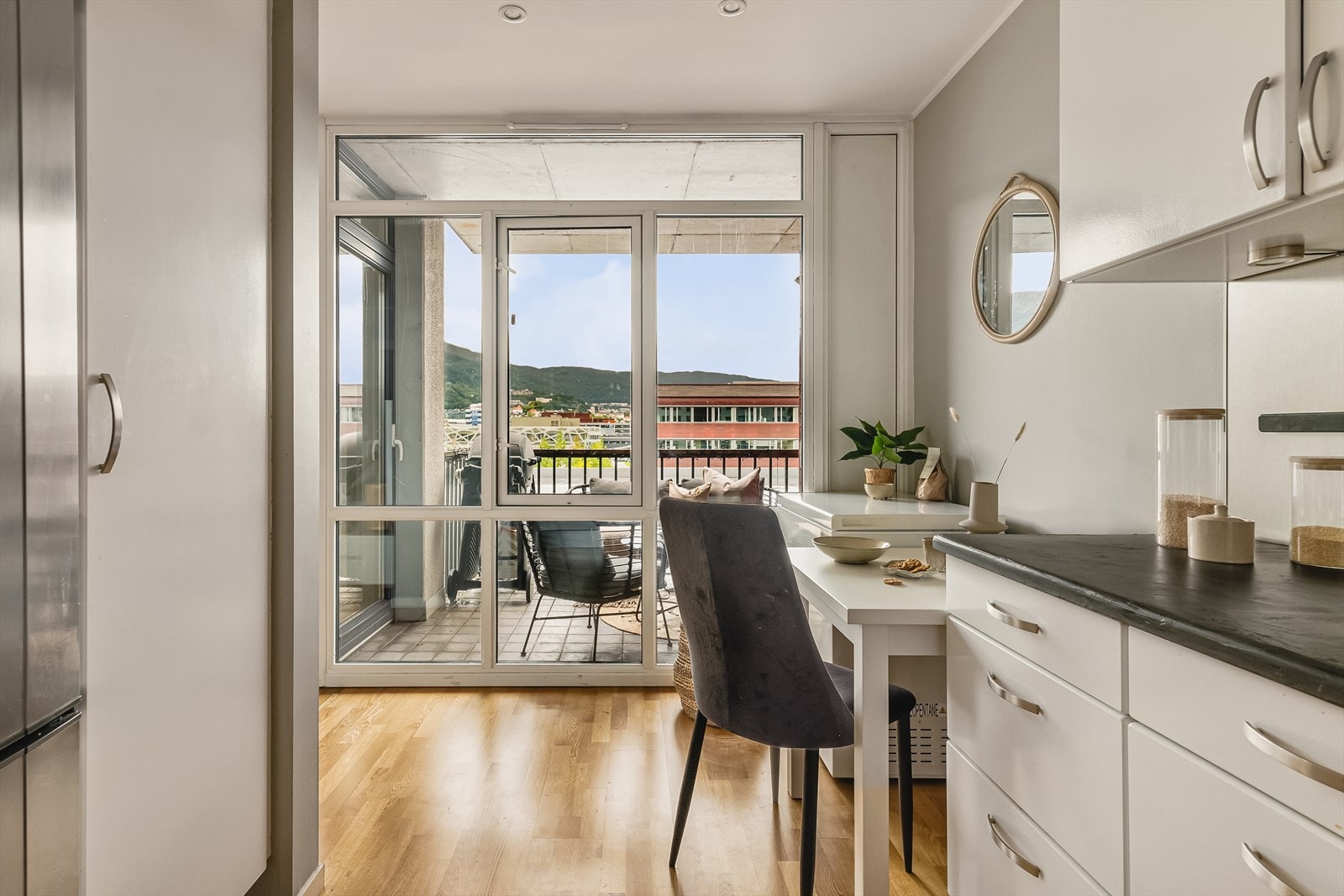 I enden mot vindu er det i dag innredet med frokostbord, samt en frittstående frys. Hyggelig sted å møblere for gjester til å underholde kokken. Galleribilde