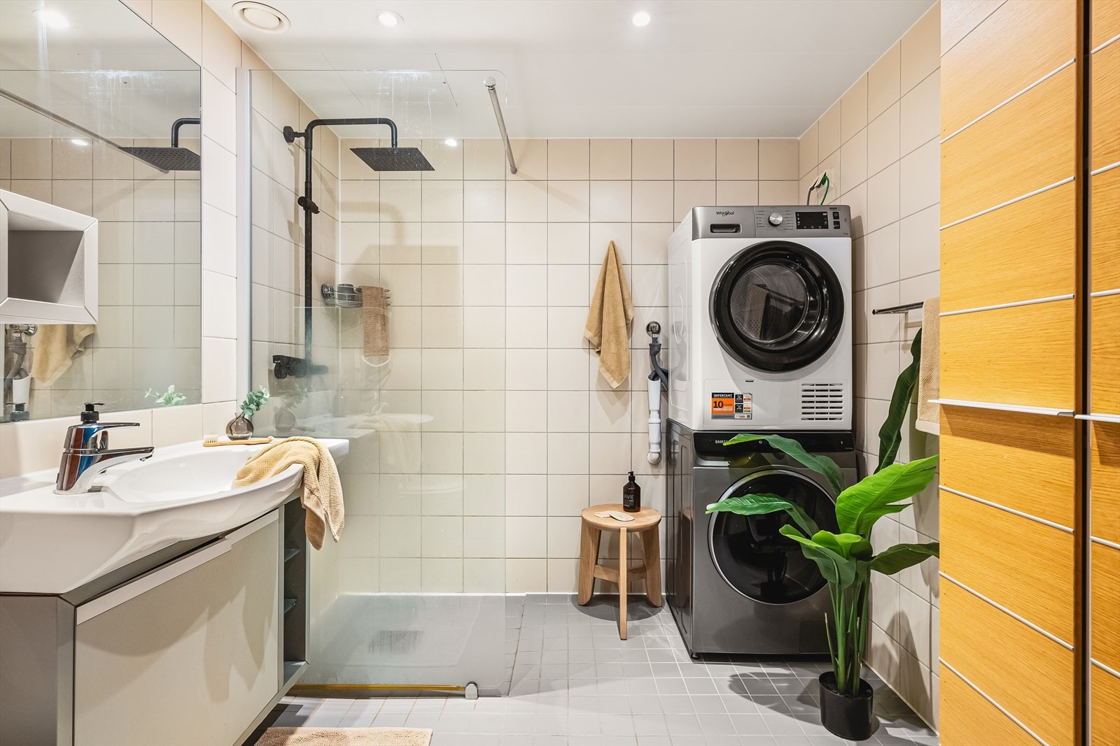 Bad er helfliset med varmekabler i gulv. Downlights i himling. Galleribilde