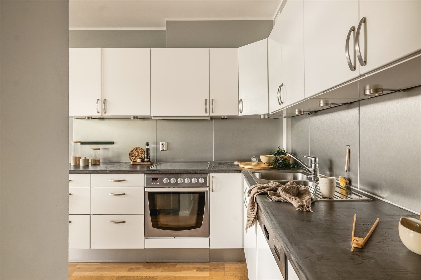 Avsatt nisje til kjøleskap, og integrert stekeovn, koketopp og oppvaskmaskin. Hvitevarer medfølger handelen. Galleribilde