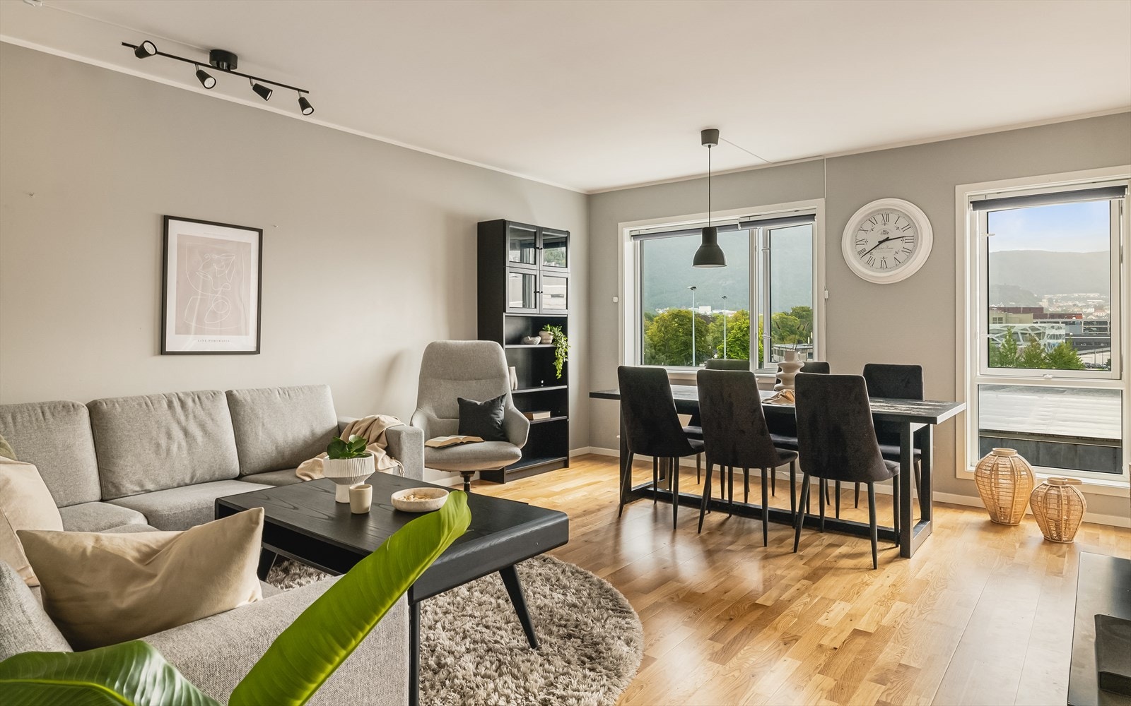 Stor 3-roms leilighet på herlige Møhlenpris. Sør-østvendt altan, fin utsikt fra 4. etasje. Heis i bygget. Galleribilde