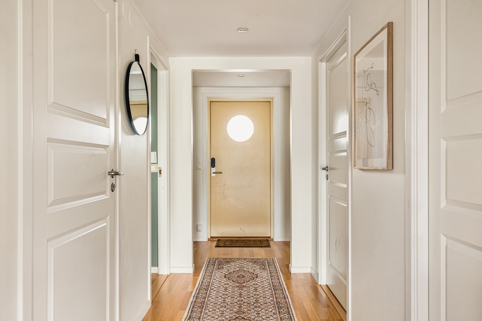 Via gang har du tilkomst til hhv. bod og hovedsoverom (t.h.), samt bad og soverom 2 (t.v.). Galleribilde