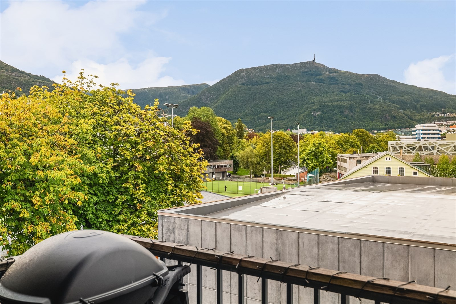 Balkong er overbygget, og det er montert varmelampe. Denne kan fint benyttes store deler av året. Galleribilde