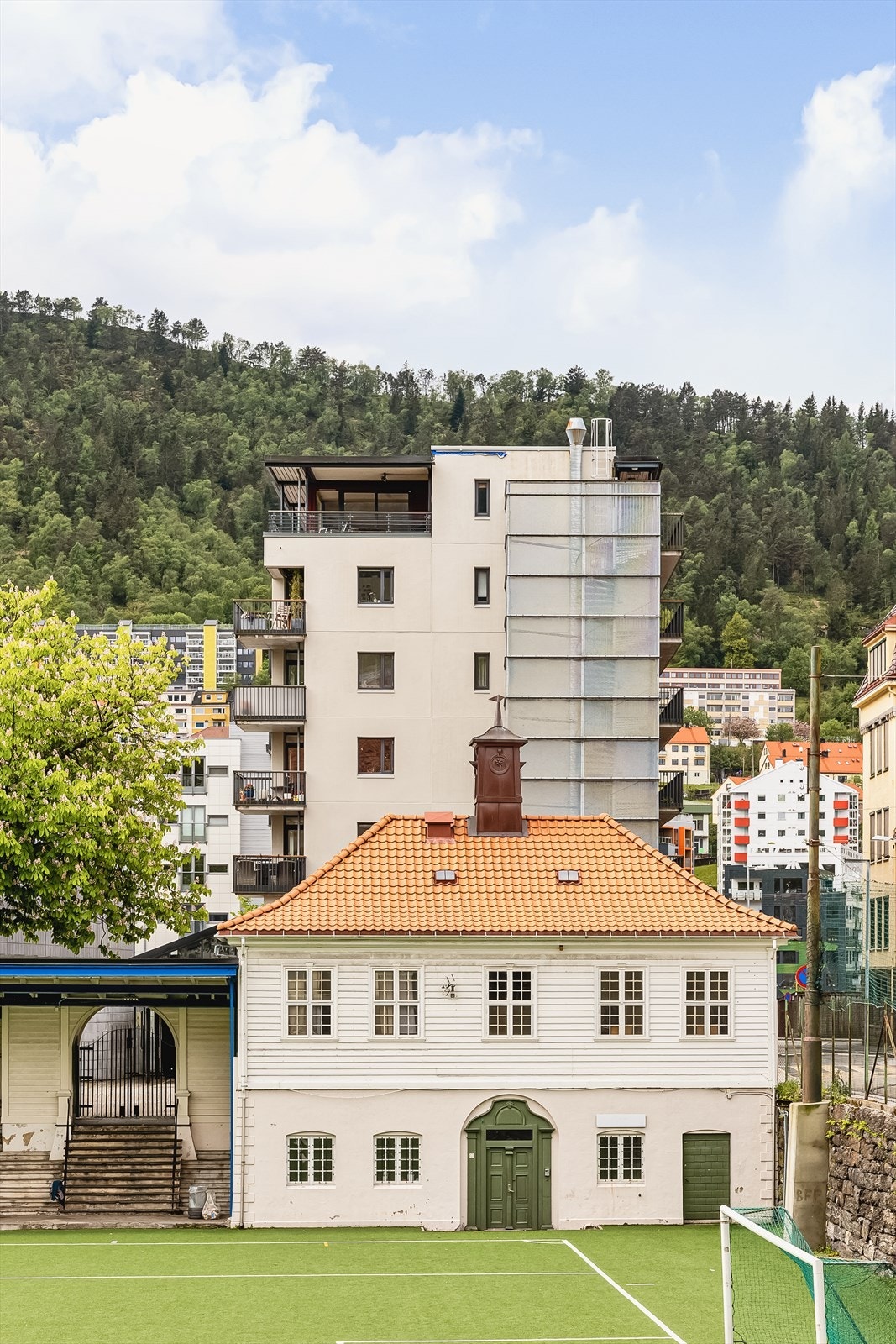 Bygget ligger helt ypperlig plassert med svært kort vei til butikk, BI, UiB, caféer, serveringssteder, badestrand og turområder. Urbant i et veletablert boligområde. Galleribilde