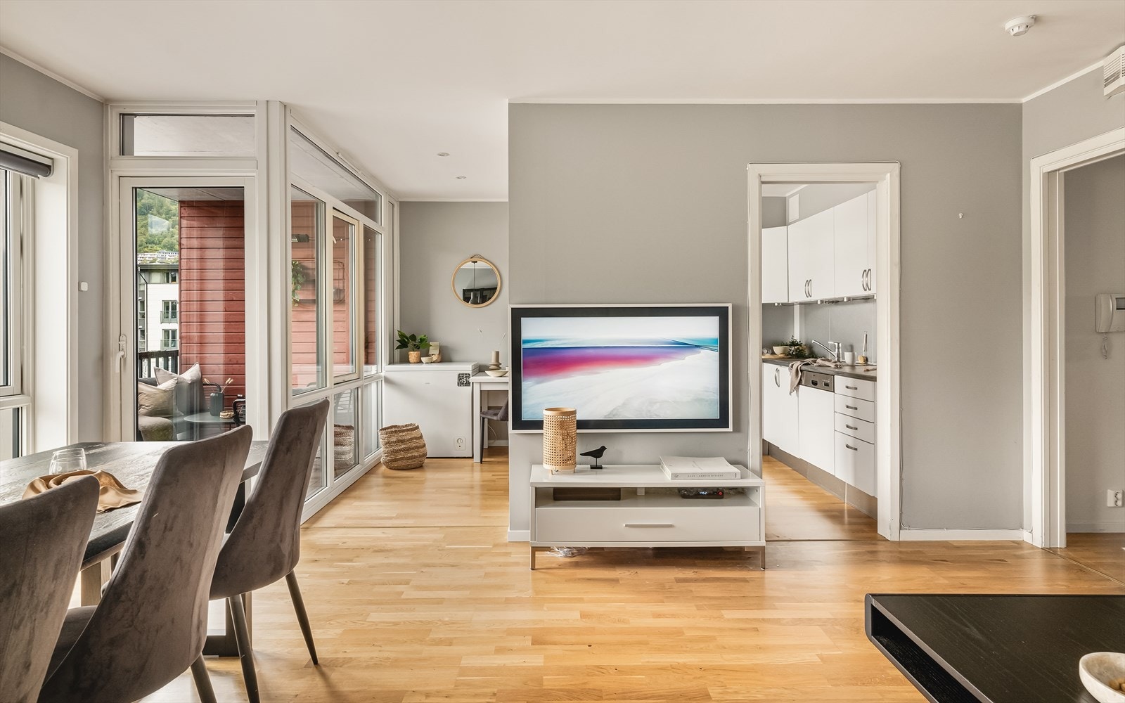 Utgang til balkong er perfekt plassert mellom stue og kjøkken. Galleribilde