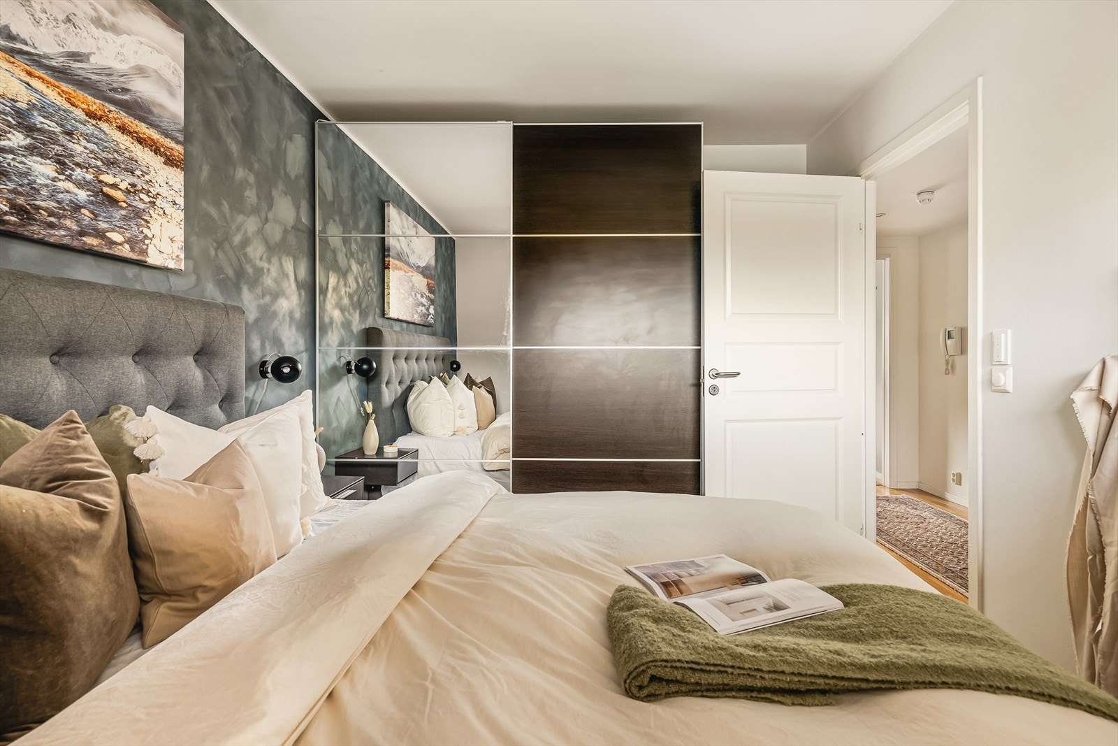 Rommet er innredet med skyvedørsgarderobe, som medfølger handelen. Galleribilde