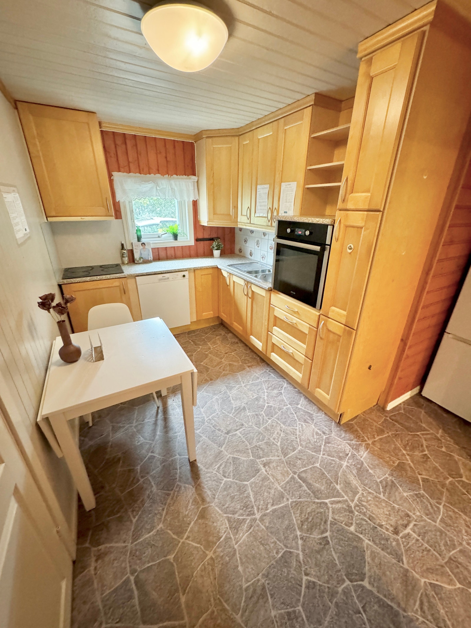 Fullt utstyrt kjøkken med spiseplass Galleribilde