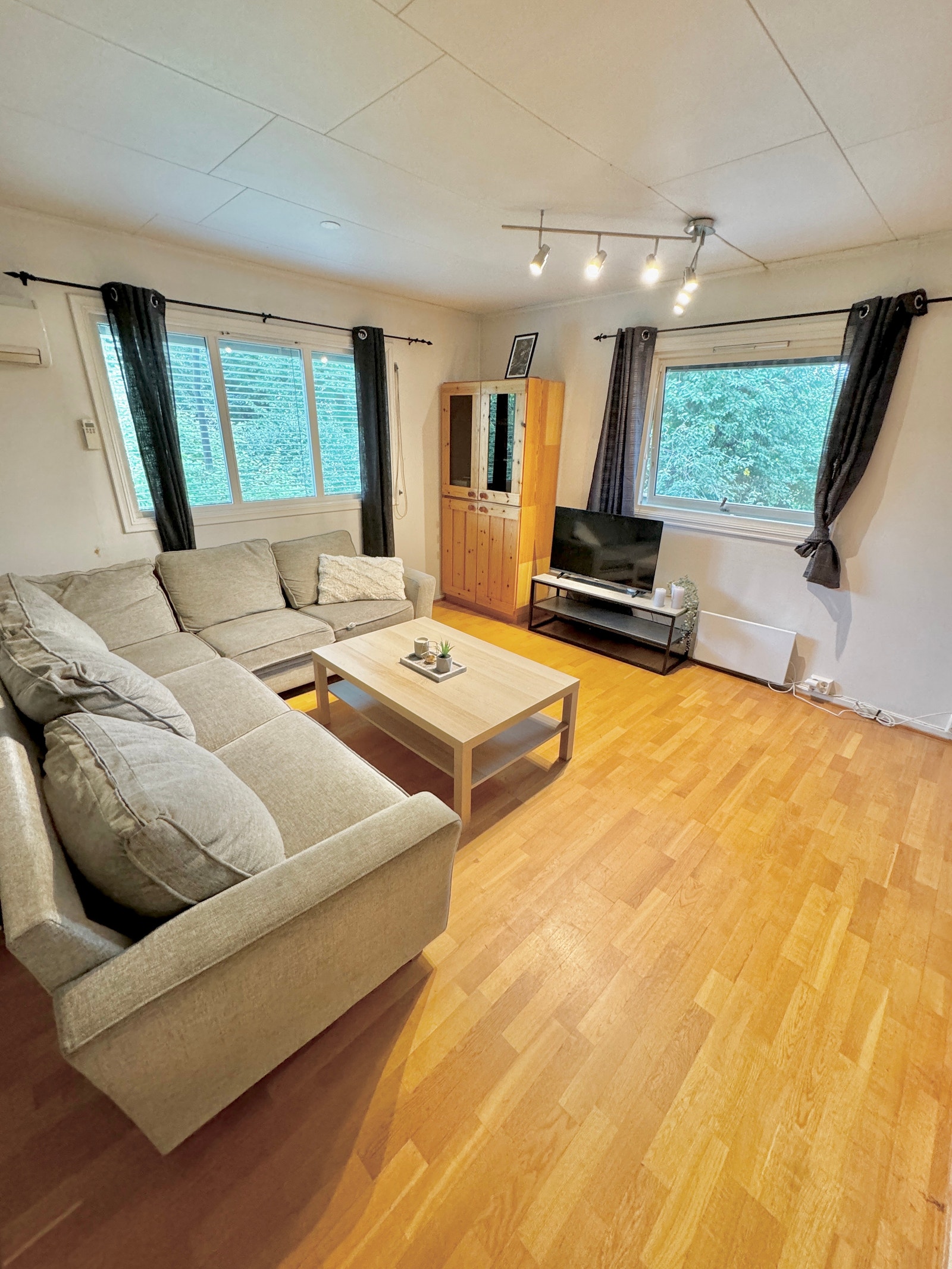 Romslig stue med koselig tv-krok Galleribilde