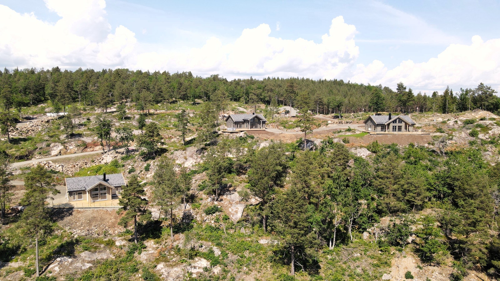 Fra venstre ser man hyttene på tomt 119, 121 og 123. Galleribilde