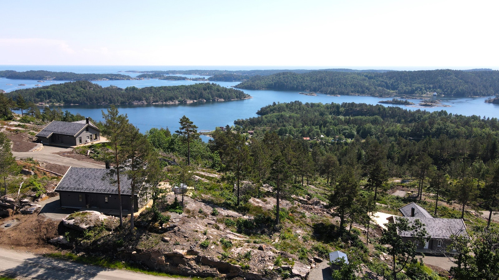 Vi har bygget flere hytter for salg i år. Tomt 119 er til høyre i bildet. Galleribilde