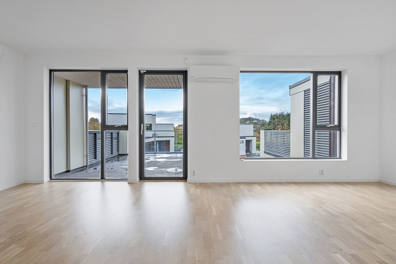 Stor stue med utgang til sørvendt terrasse Galleribilde