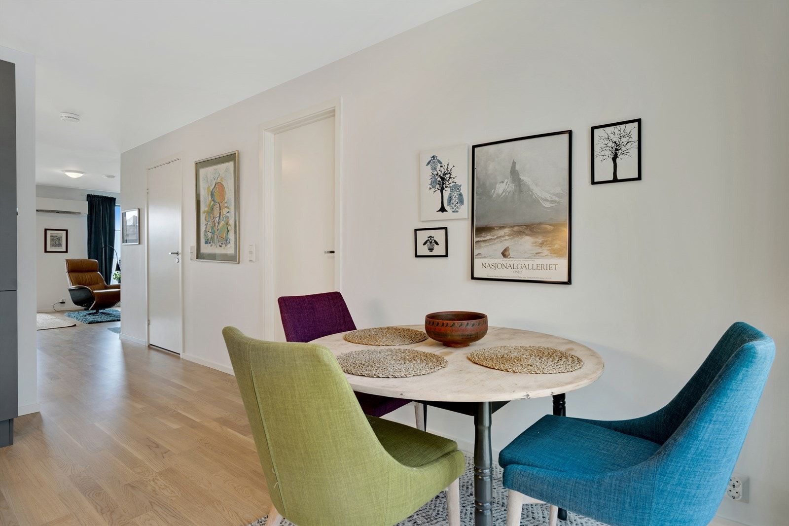 Spiseplass på kjøkken (Illustrasjonsmøbler) Galleribilde