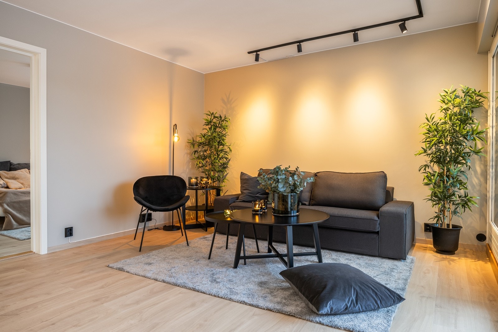 Stor og luftig stue på hele 28 kvm. som gir god plass til spisebord og andre møblementer. Lys i alle rom er dimbare. Galleribilde