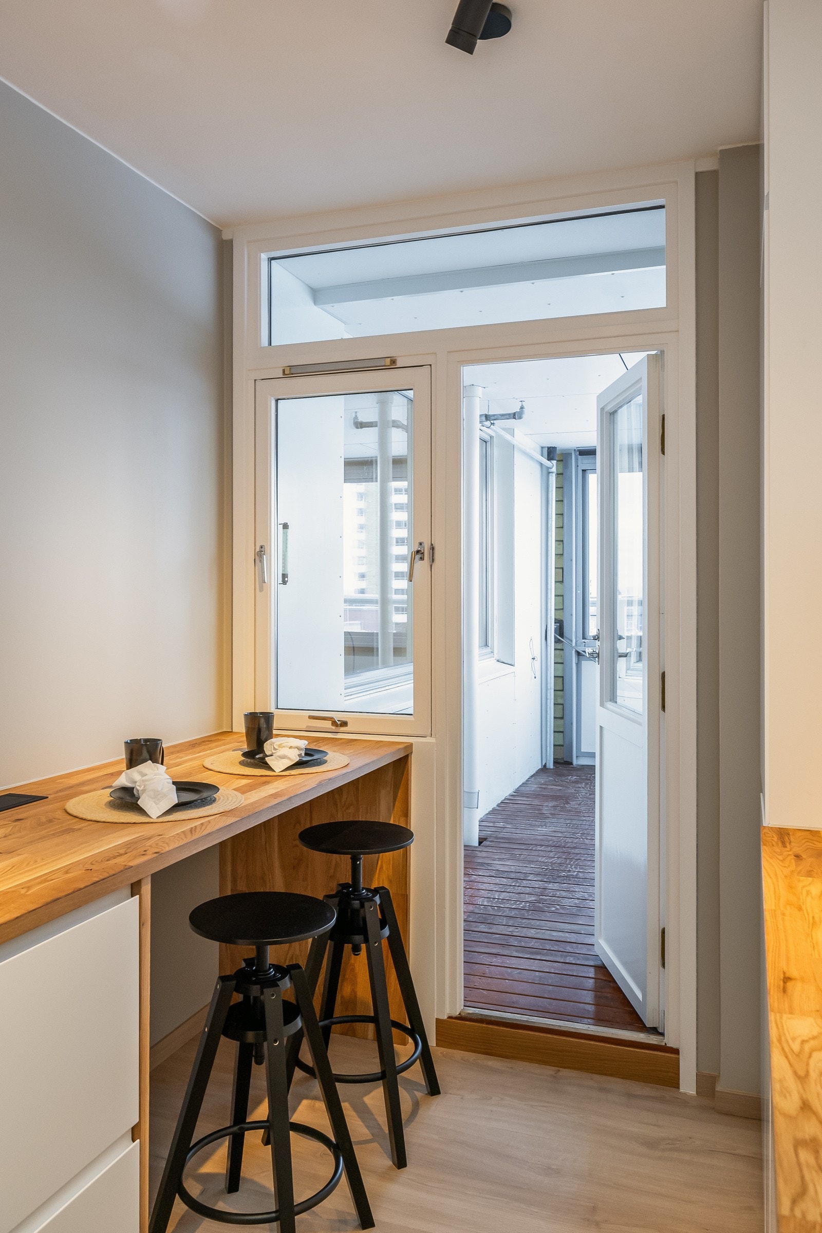 Egen dedikert spiseplass på kjøkken, i tillegg til at man får ekstra benkeplass. Galleribilde