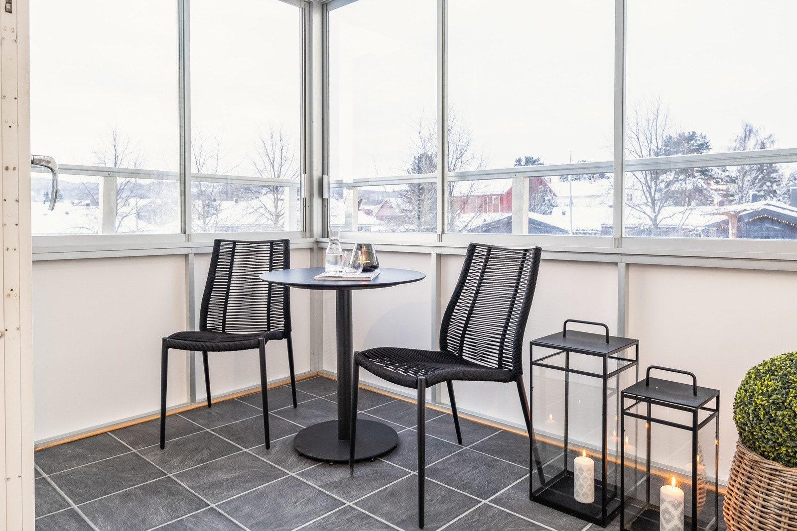 Her har man god plass til koselig sittegruppe. Man sitter opp fra bakkeplan uten innsyn. Galleribilde