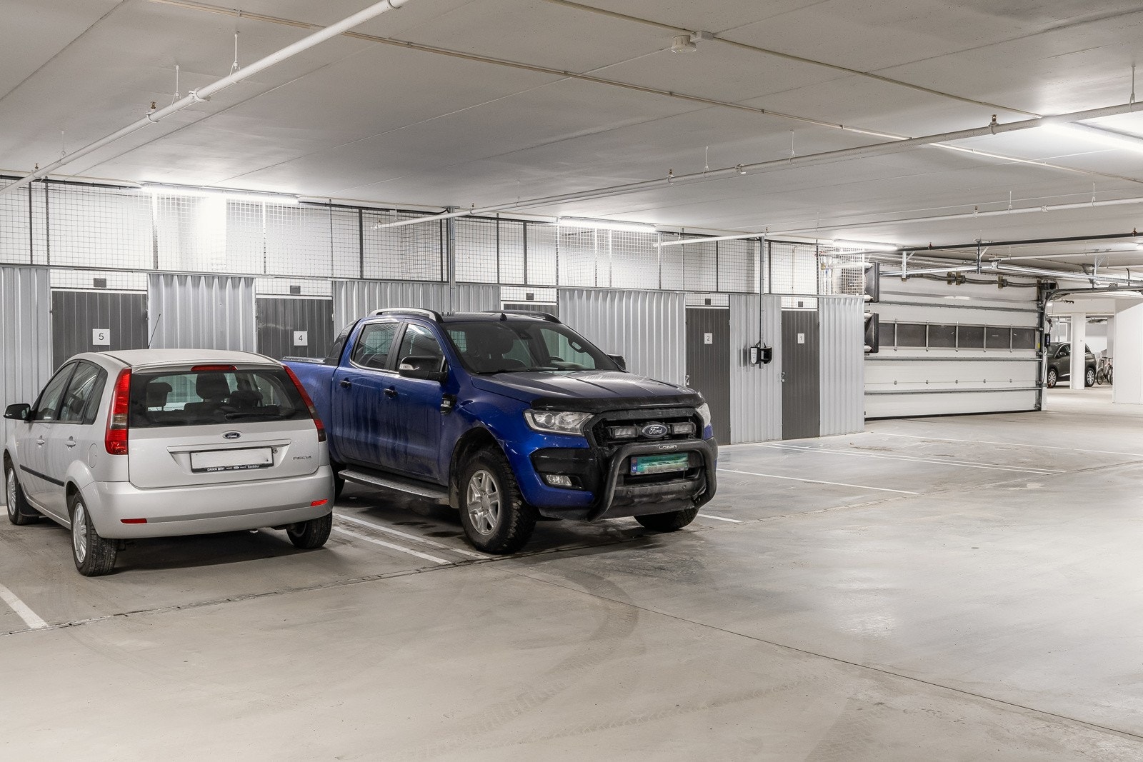 Det medfølger en parkeringsplass med el-bil lader i ny parkeringskjeller. Galleribilde