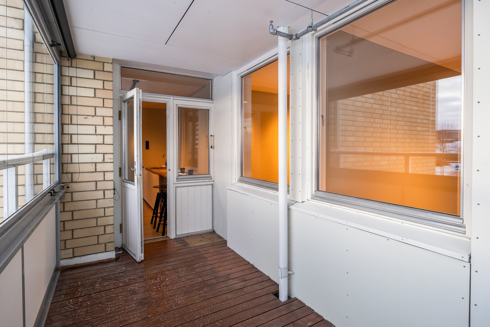 Utgang fra kjøkkenet til innglasset veranda nummer 2. Denne er på ca. 8 kvm. Galleribilde