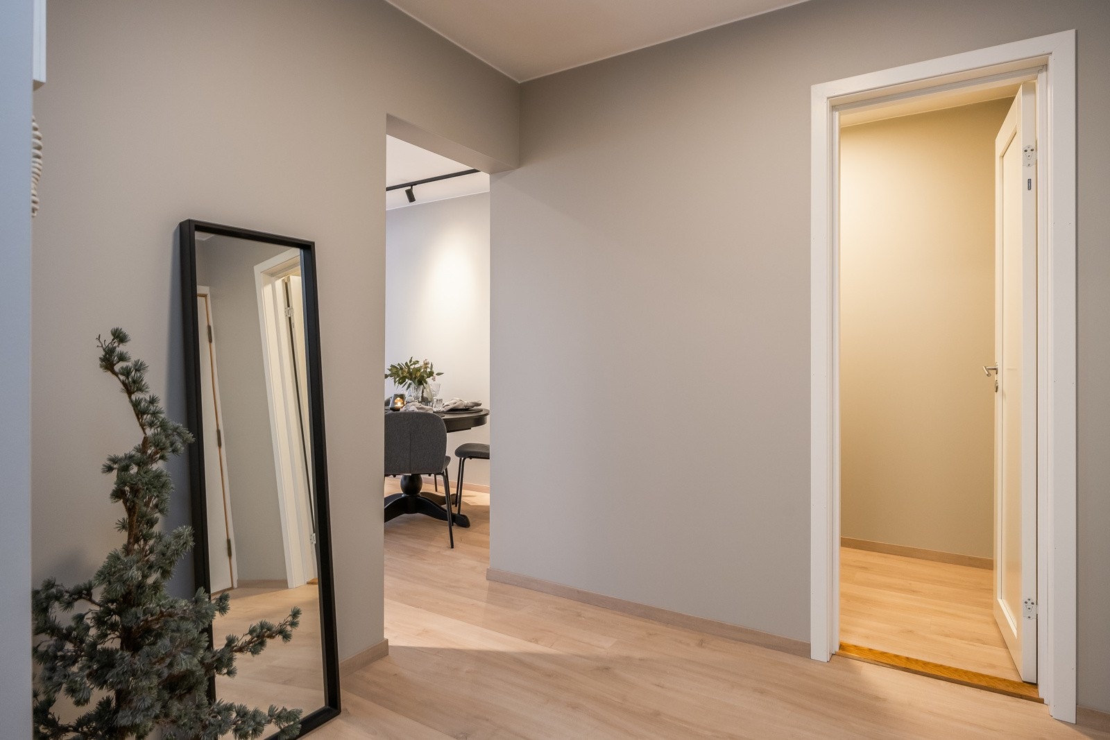 Leiligheten ligger fint til like ved Valentinlyst kjøpesenter og Tyholt. Dette er en av Trondheims mest ettertraktede bydeler. Velkommen på visning. Galleribilde