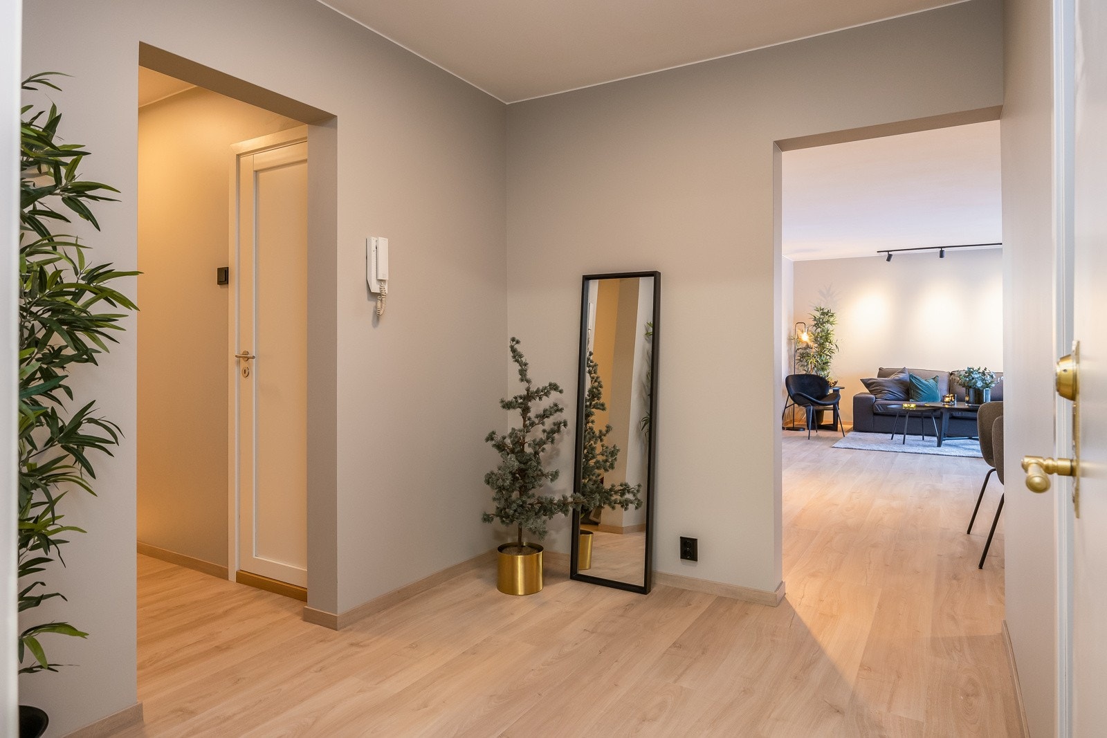 Man tar heis eller trapp opp til 2. etasje og kommer inn inngangsdøren til entré/gang på ca. 9 kvm. Veldig praktisk har man et tilhørende omkledningsrom/garderobe til høyre i det man kommer inn døren. Galleribilde
