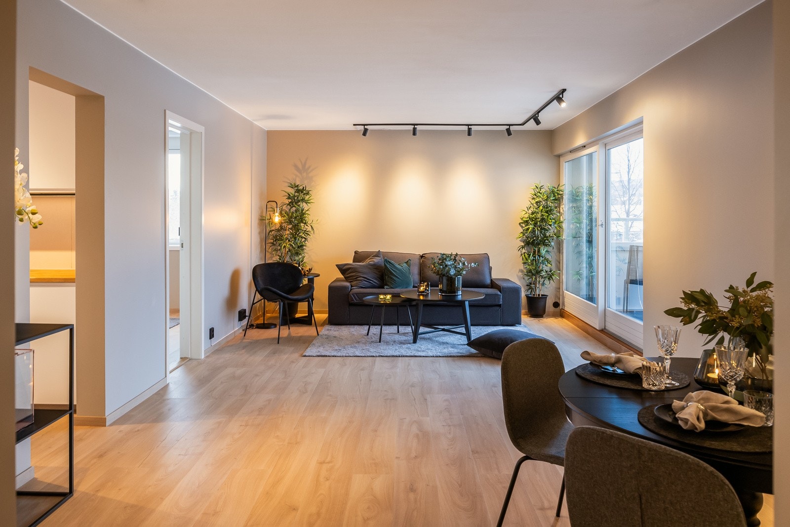I stuen får man godt med plass til sofagruppe og spisebord, samt at rommet nyter god naturlig belysning fra store vindu mot den innglassede verandaen. Galleribilde