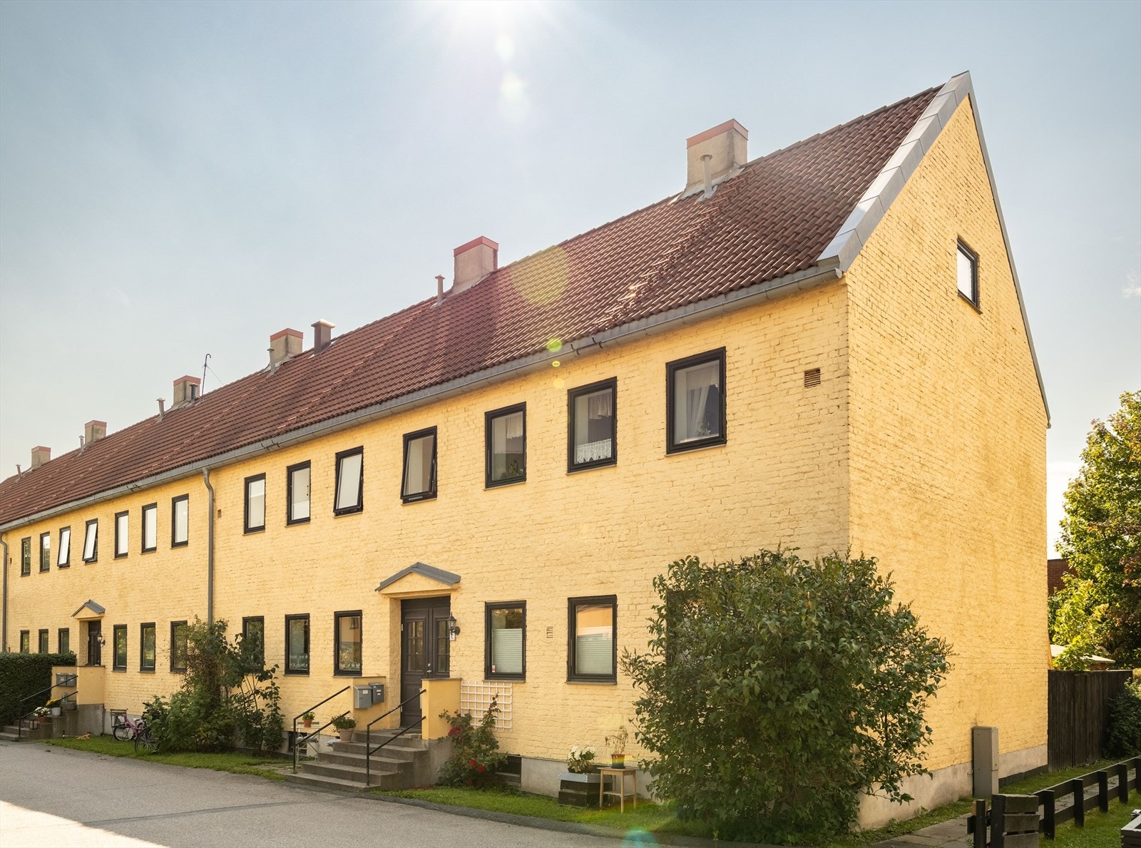 Idyllisk og sjarmerende townhouseleilighet over 2 plan med egen privat hage Galleribilde
