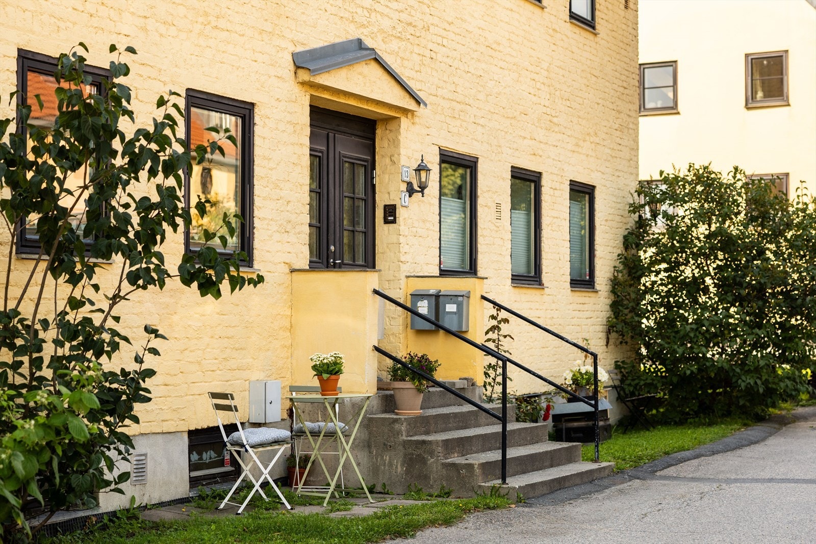 Det disponeres 1 parkeringsplass med strøm, klargjort for montering av lader. I tillegg er det p-plasser til gjester Galleribilde