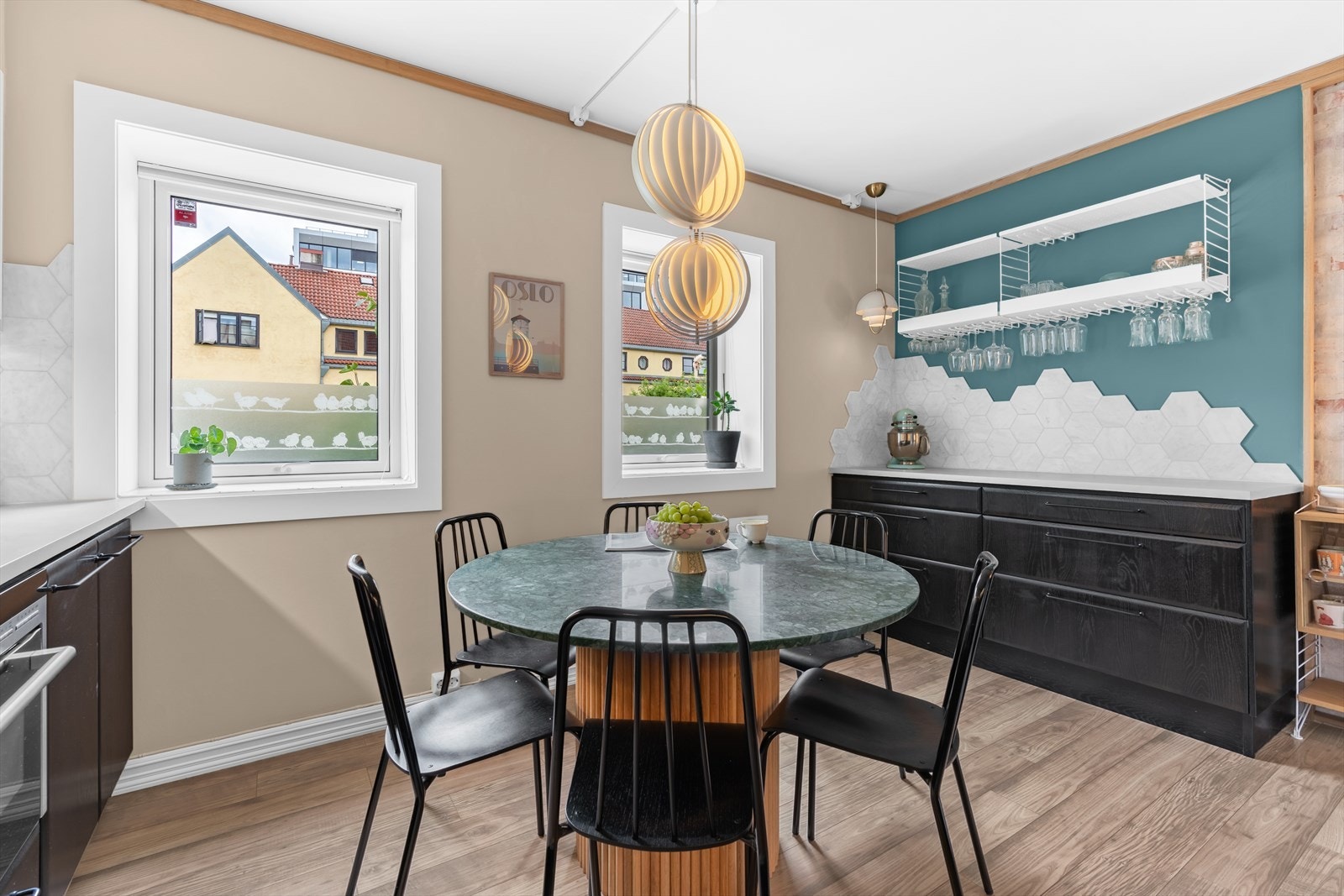Kjøkkenet er av god størrelse og har plass til frokostbord Galleribilde
