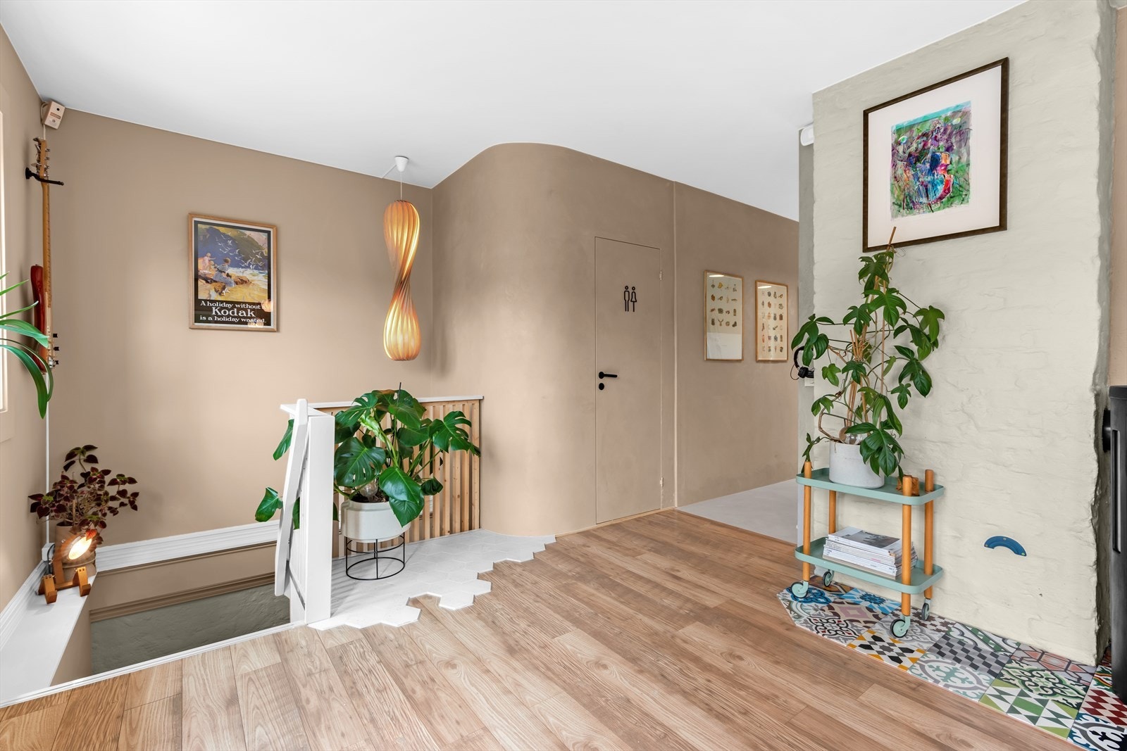 I 1. etasje finner du entrè, WC, stue og kjøkken Galleribilde