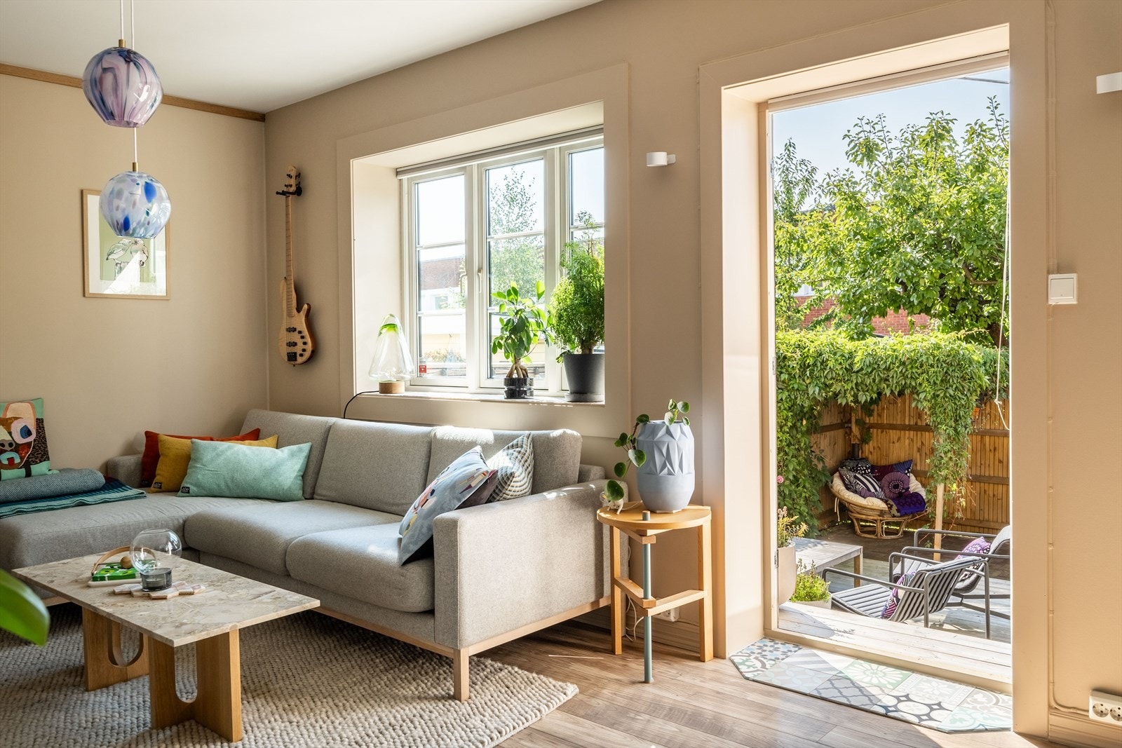 Fra terrassen kommer du videre inn til en sjarmfull og koselig stue. Fliser ved veranda dør er fra Far-Far Fliser Galleribilde