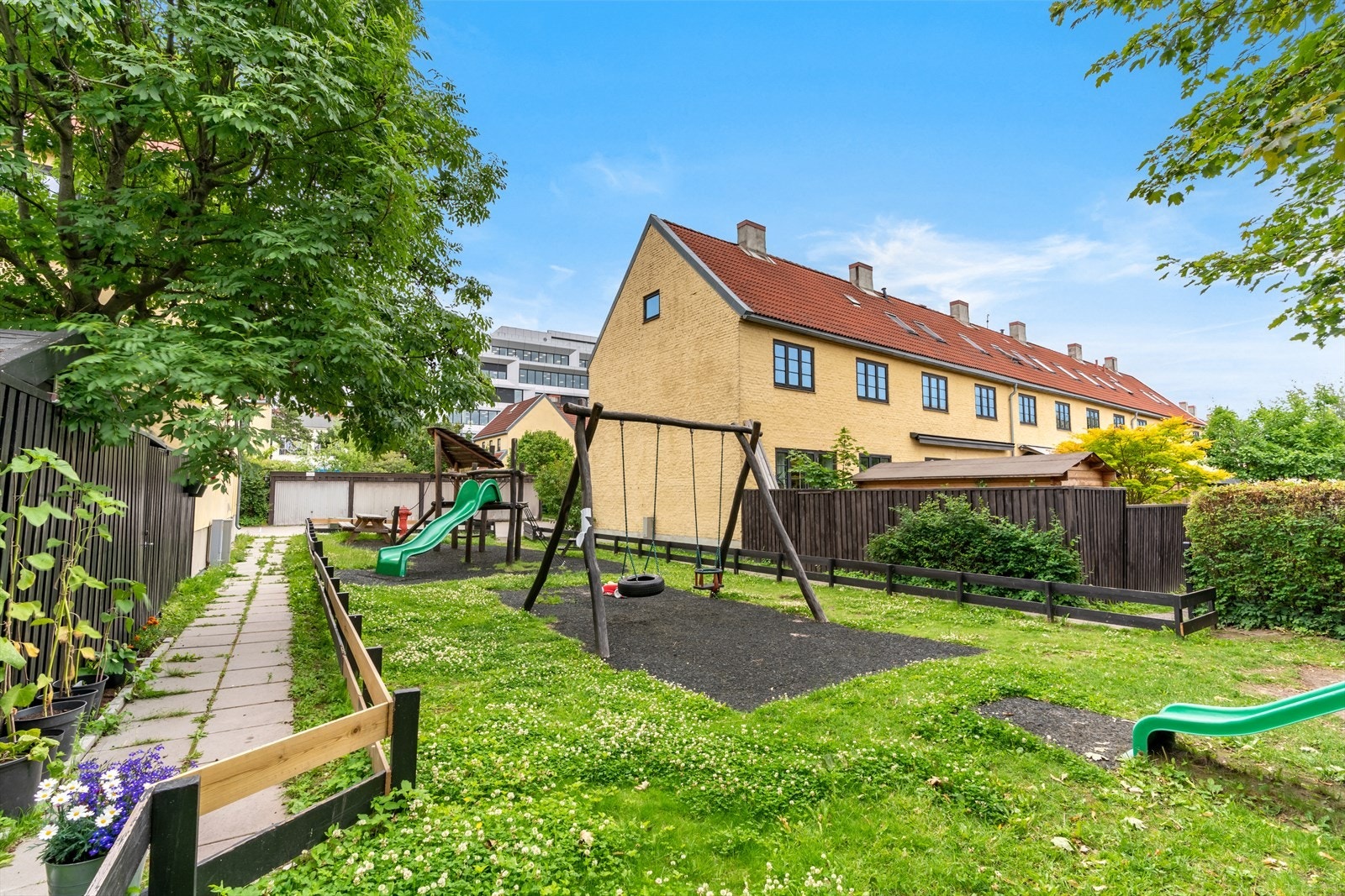 Felles lekeplass på fellesområde i borettslaget Galleribilde