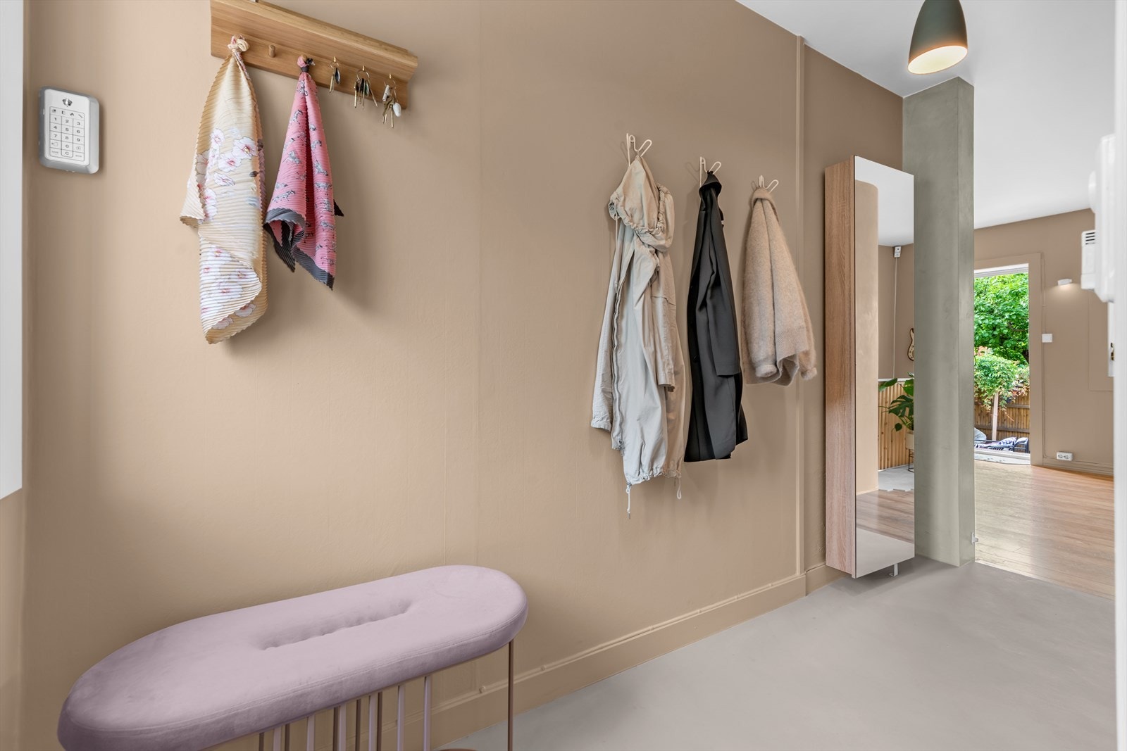 Innbydende entrè med god plass til å henge fra seg yttertøy Galleribilde