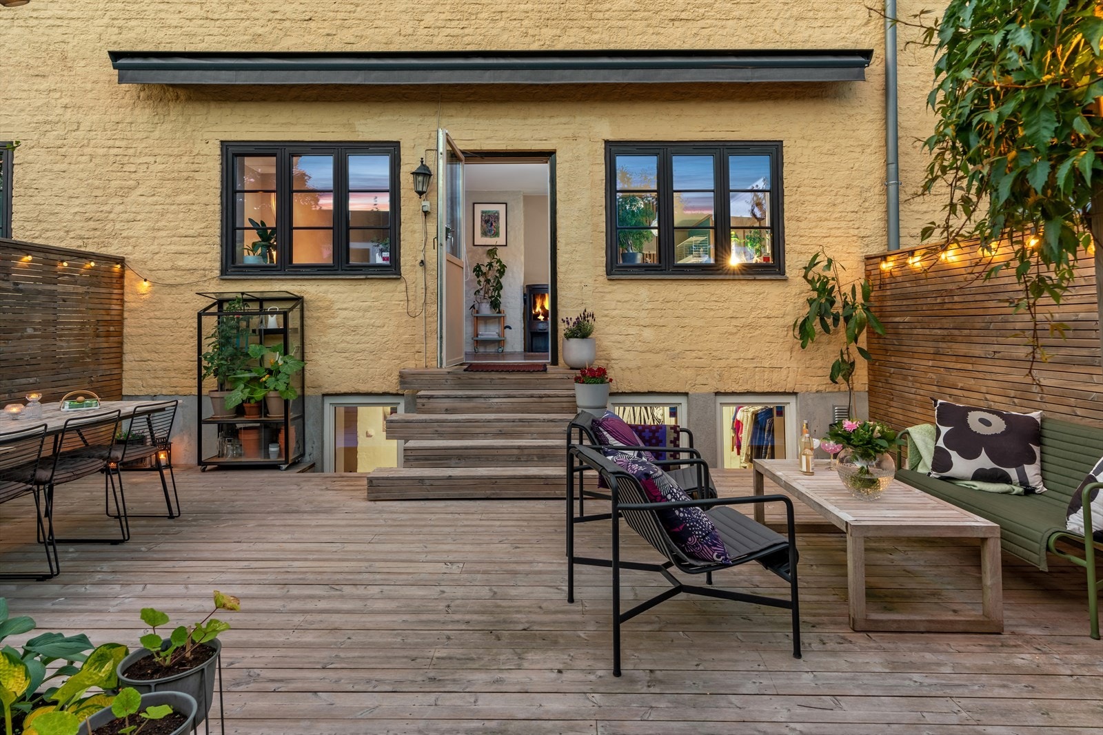 Lekker markise som strekker seg langt ut og gir mye skygge på varme dager og skaper "vinterhage" stemning på dager med regn Galleribilde