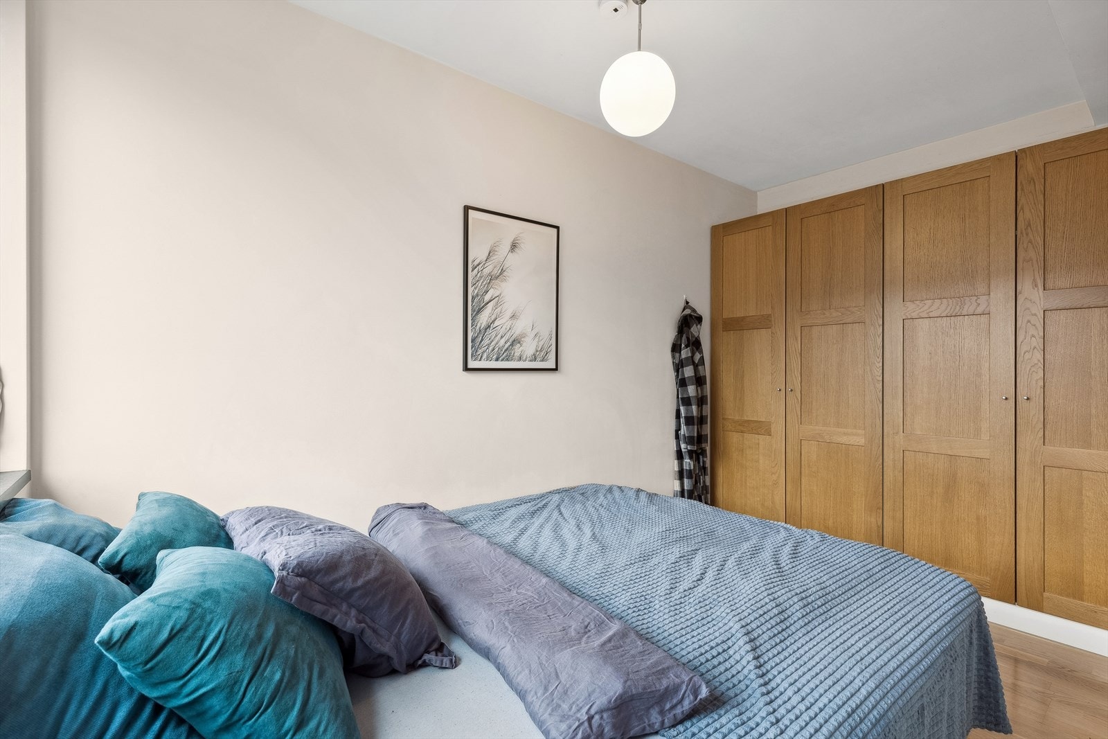 På soverommet har du rikelig med oppbevaringsplass ved hjelp av store garderobeskap. Galleribilde