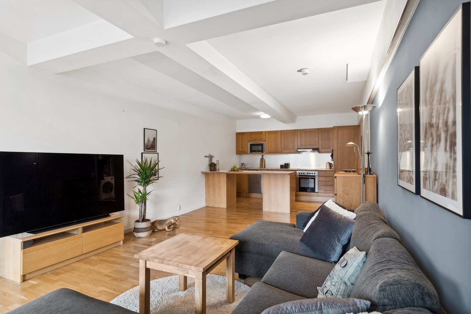 Den åpne kjøkken/stueløsningen gir en luftig følelse i leiligheten. Galleribilde