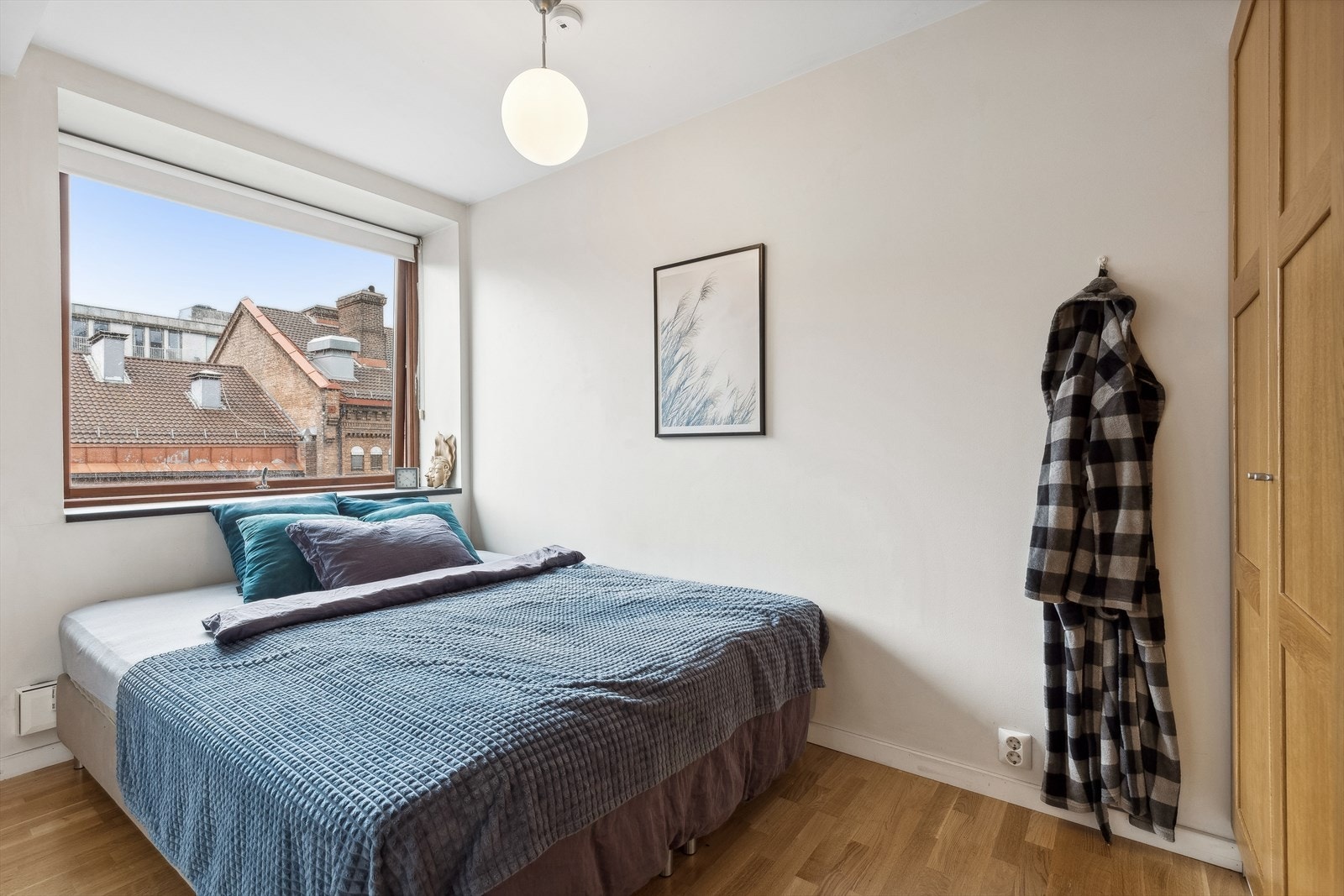 Vinduet på soverommet gir masse naturlig lysinnslipp. Galleribilde