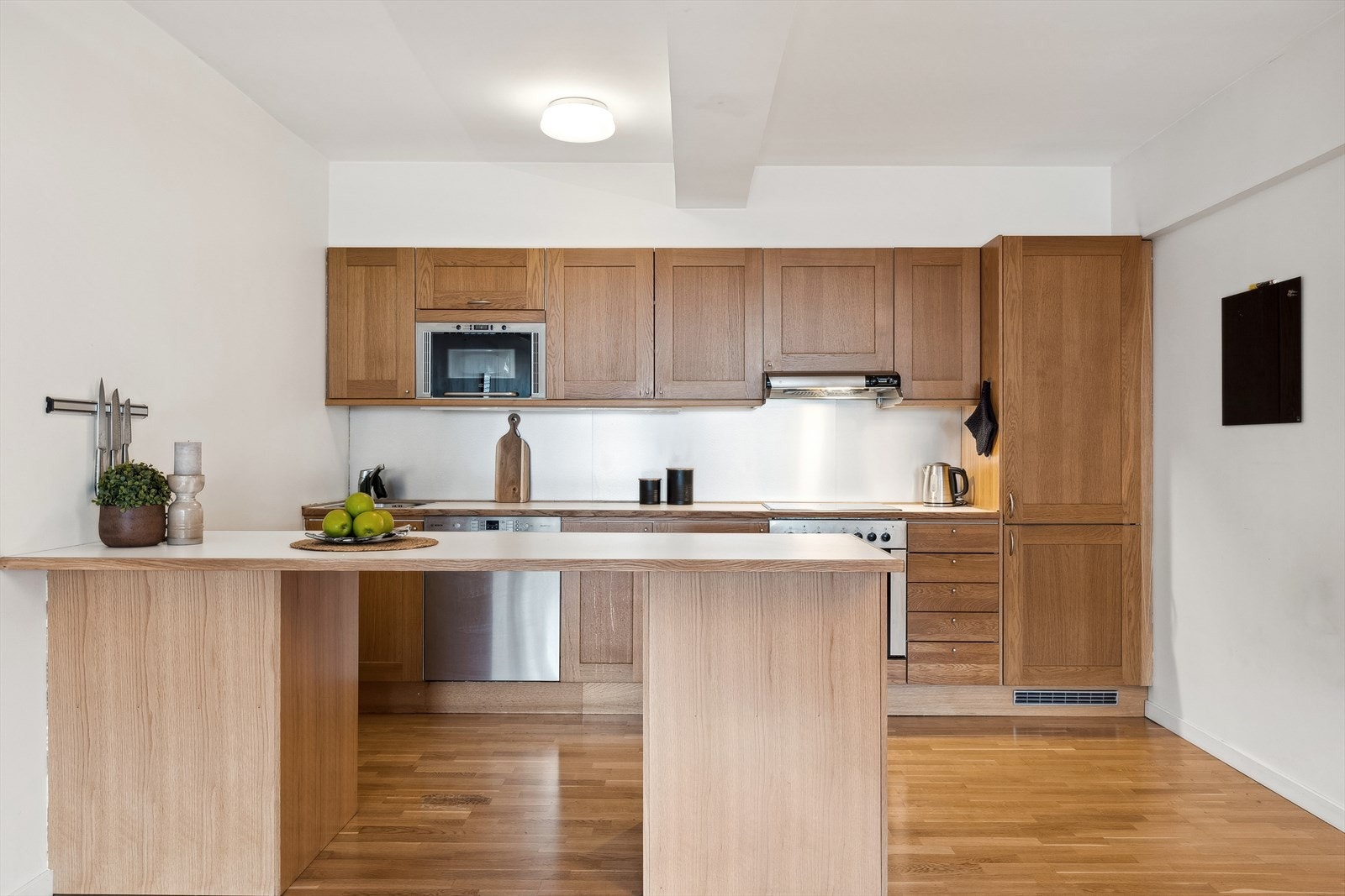 Kjøkkenet med tilhørende øy gir masse av benkeplass til matlaging. Galleribilde