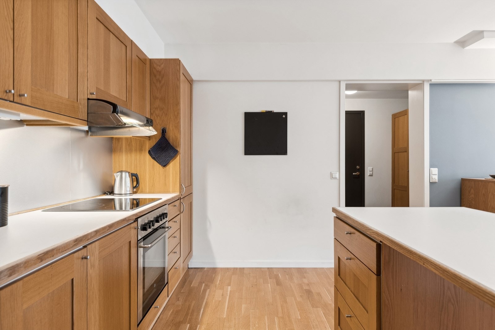 God klaring mellom kjøkkenbenk og øy. Galleribilde