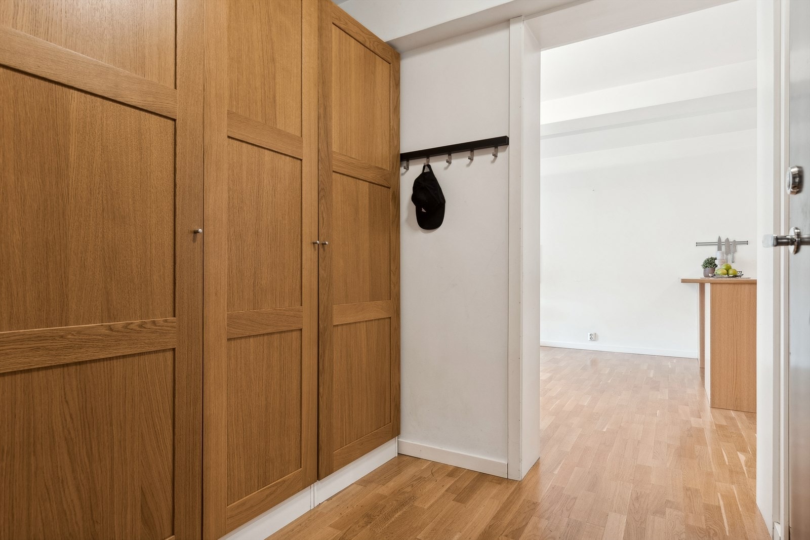 I entréen har du godt med plass til å henge fra deg yttertøyet. Galleribilde